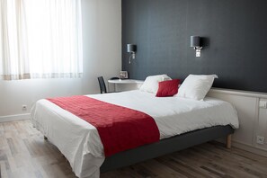 Desk, blackout drapes, soundproofing, free cribs/infant beds - Citotel Europeen (Angouleme)
