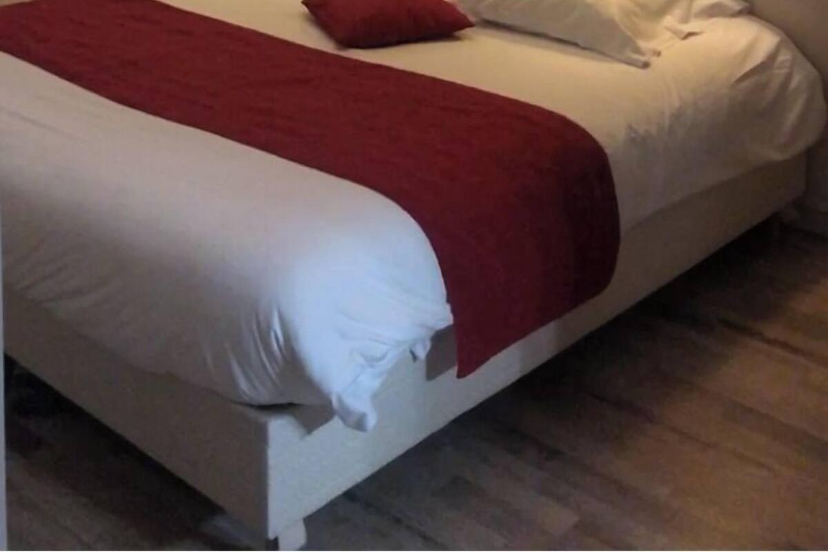 Schreibtisch, Verdunkelungsvorhänge, schallisolierte Zimmer