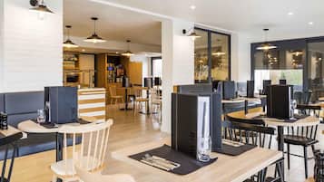 Serveert ontbijt, lunch, diner, Franse gerechten