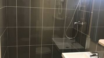 Designer-Toilettenartikel, Haartrockner, Handtücher, Seife