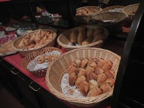 Petit déjeuner buffet (14 EUR par personne)