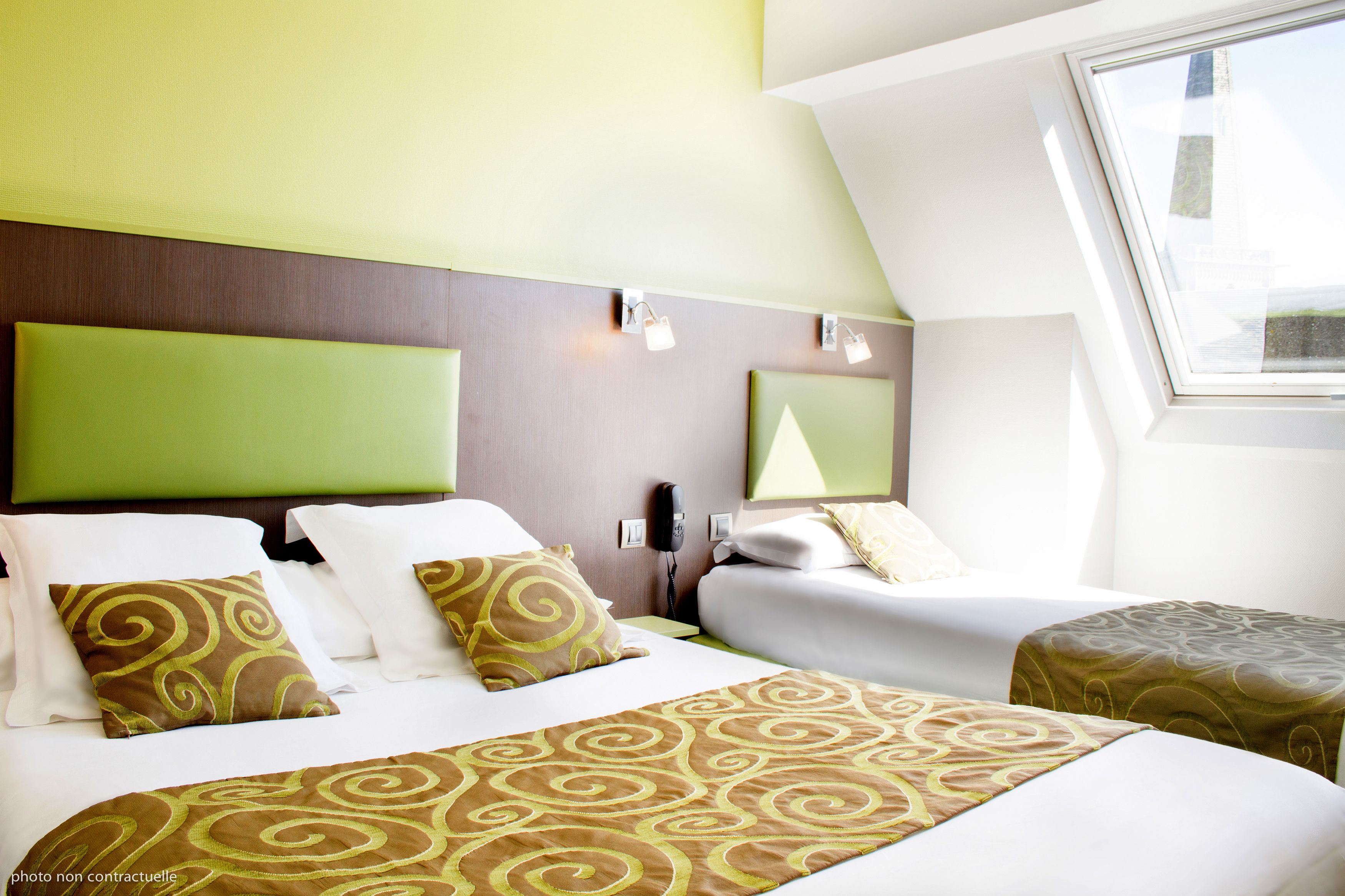 comfort triple room, multiple beds | desk, soundproofing, free wifi