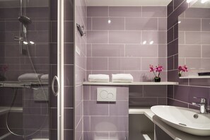 Comfort tvåbäddsrum - 2 enkelsängar | Badrum | Handdukar