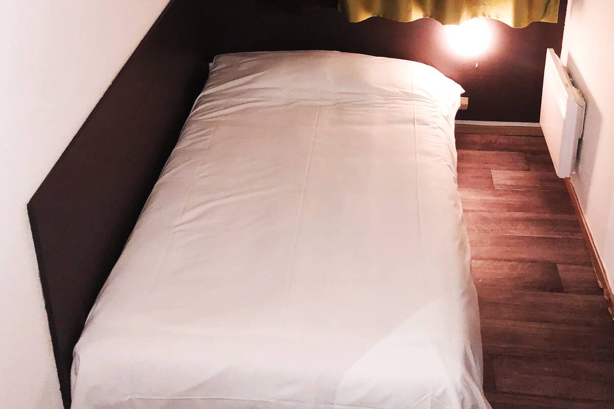 Single Room | Desk, blackout drapes, cribs (free), WiFi (free)