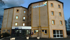 Front of property - evening/night - Welcomotel Montelimar (Montélimar)