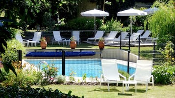 Piscine extérieure, parasols de plage, chaises longues