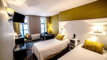 Chambre Standard avec lits jumeaux, 1 chambre, salle de bains privée | Coffres-forts dans les chambres, bureau, chambres insonorisées