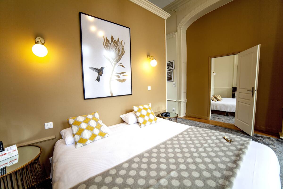 luxury room, 1 king bed, non smoking | in-room safe, desk, soundproofing, free wifi