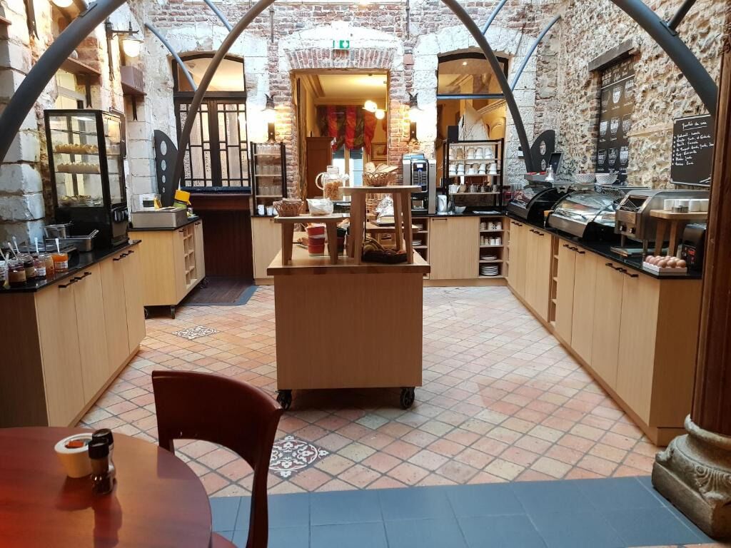 Tägliches Frühstücksbuffet (15 EUR pro Person)