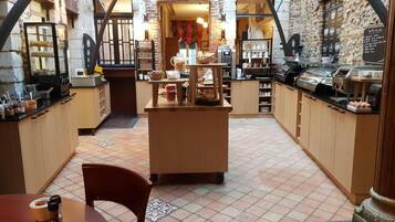 Dagelijks ontbijtbuffet (EUR 15 per persoon)