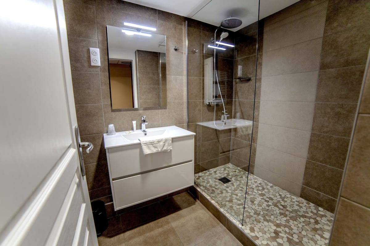 comfort room, 1 bedroom, private bathroom | bathroom | towels