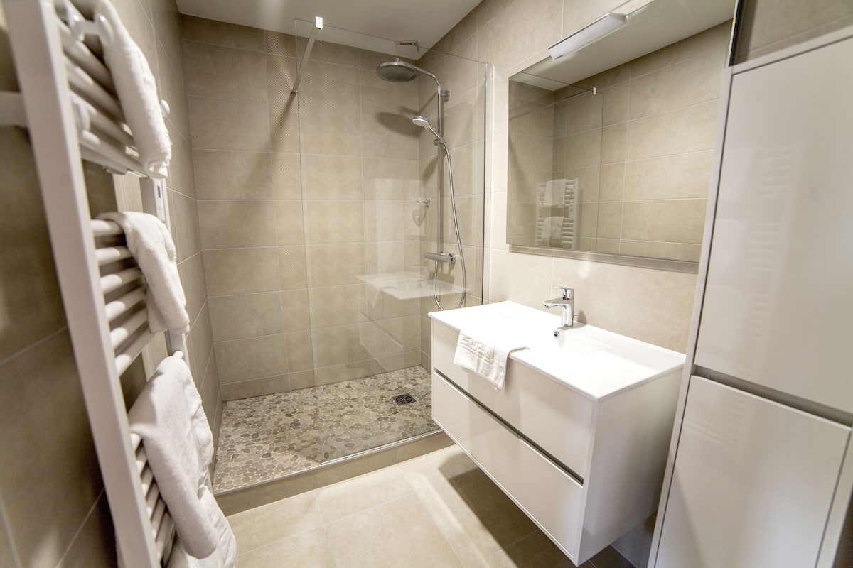 superior room, 1 bedroom, private bathroom | bathroom | towels