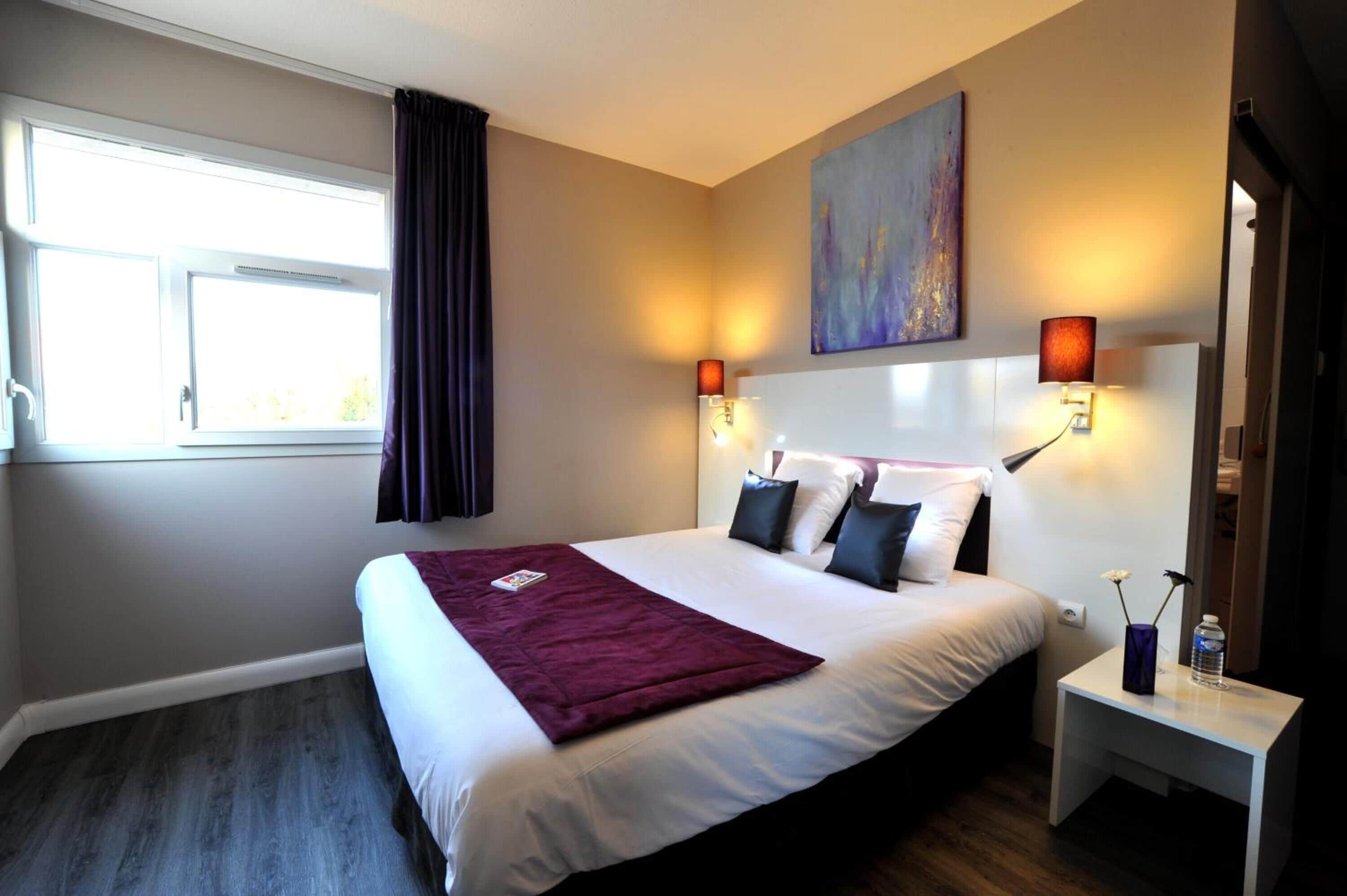 Escritorio, insonorización, tabla de planchar con plancha y wifi gratis 