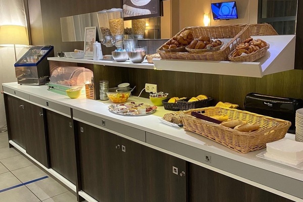 Petit déjeuner buffet (11 EUR par personne)