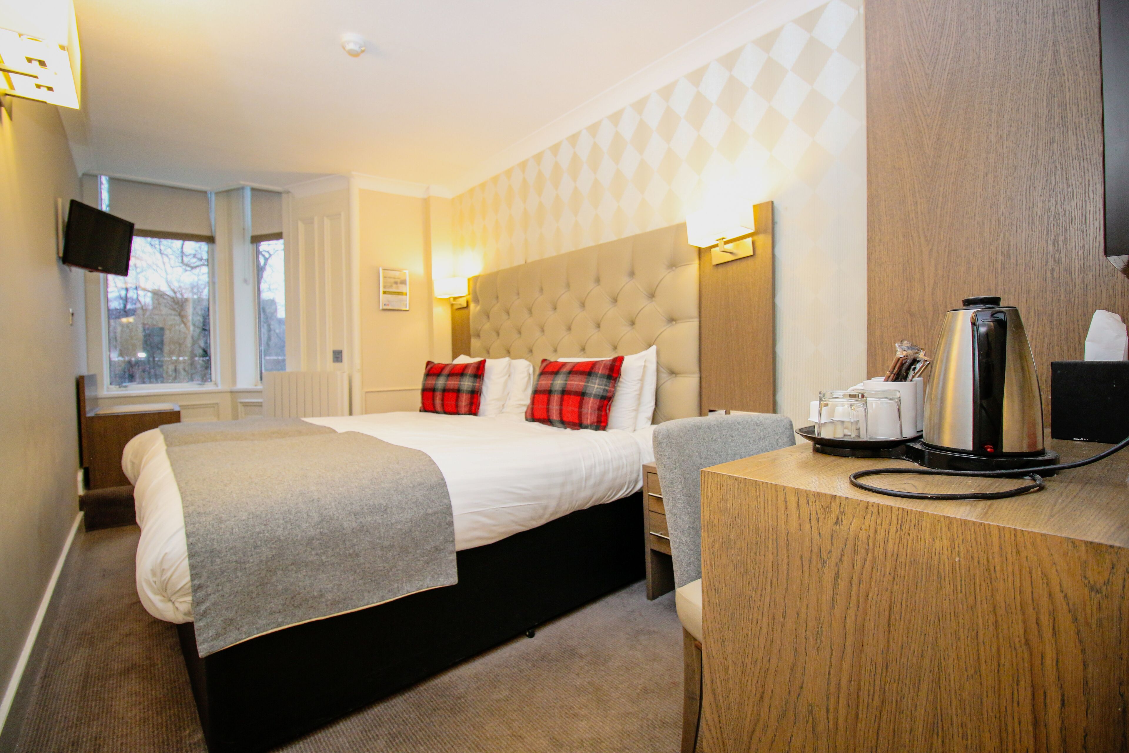 double room | in-room safe, individually decorated, individually furnished, desk