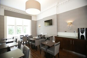 Petit déjeuner complet servi les week-ends (9.99 GBP par personne)