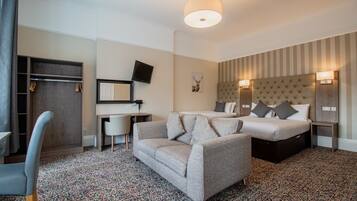 Driepersoonskamer | Een kluis op de kamer, individueel gedecoreerd, individueel gemeubileerd