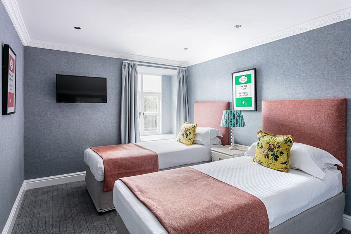 Classic-Zimmer | Schreibtisch, Bettwäsche