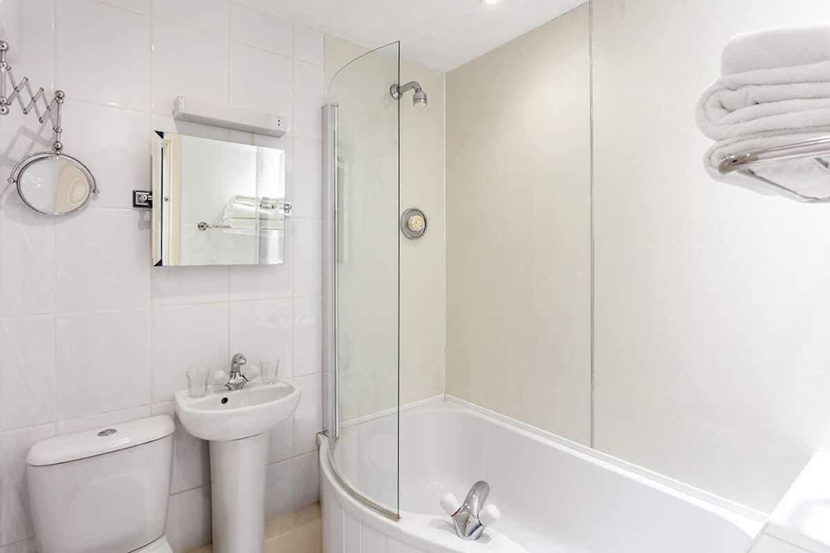 Classic-Zimmer | Badezimmer | Kostenlose Toilettenartikel, Haartrockner, Handtücher