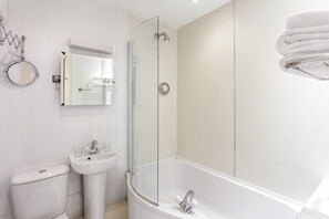 Family Manor Room | Bathroom | Free toiletries, hair dryer, towels - Craig Manor Hotel (Windermere)