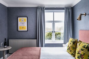 Quarto casal, vista para o lago | Escrivaninha, roupa de cama