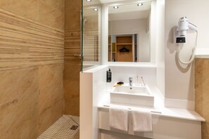 Bathroom shower - ibis Styles Biarritz Plage (Ouverture mai 2024) (Biarritz)