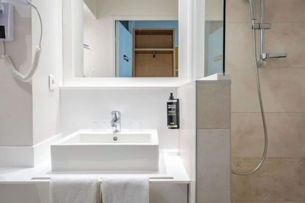Shower, free toiletries, hair dryer, towels