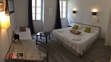 Chambre Triple | Bureau, lits bébé (gratuits), lits pliants/supplémentaires