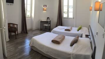 Chambre Standard avec lits jumeaux | Bureau, lits bébé (gratuits), lits pliants/supplémentaires