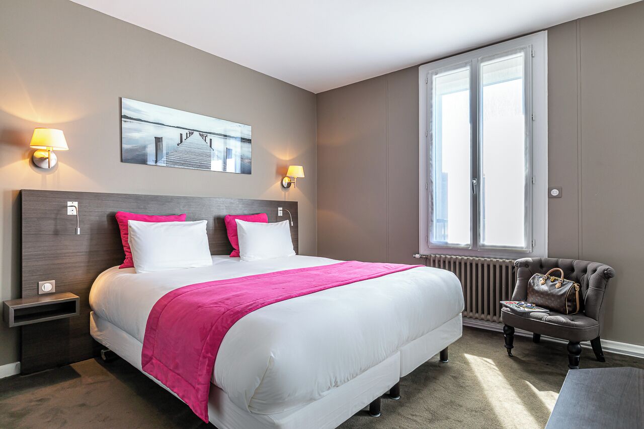 Quarto casal superior | Roupas de cama antialérgicas, escrivaninha