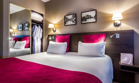 Superior Double Room | Hypo-allergenic bedding, desk, iron/ironing board, free WiFi