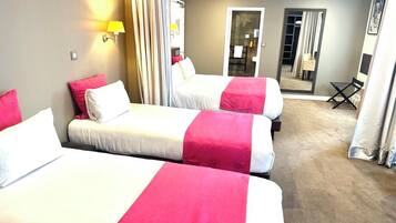 Ropa de cama hipoalergénica, escritorio y tabla de planchar con plancha