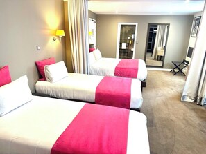 Familierom | Allergitestet sengetøy, skrivebord og strykejern/-brett