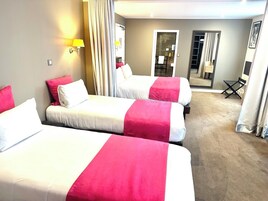 Habitación familiar | Ropa de cama hipoalergénica, escritorio, tabla de planchar con plancha