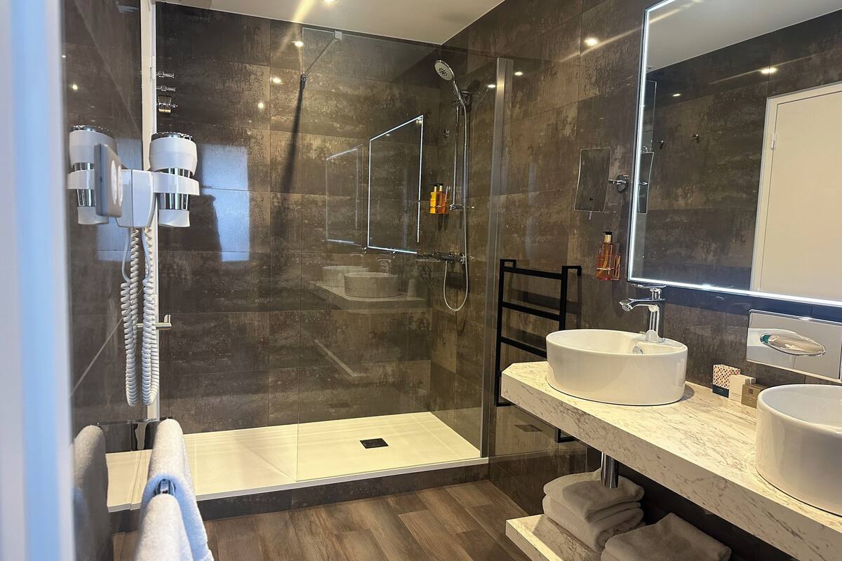 family room | hypo-allergenic bedding, desk, iron/ironing board, free wifi