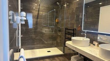 Family Room | Hypo-allergenic bedding, desk, iron/ironing board, free WiFi
