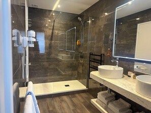 Habitación familiar | Ropa de cama hipoalergénica, escritorio, tabla de planchar con plancha