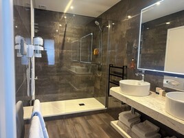 Family Room | Hypo-allergenic bedding, desk, iron/ironing board, free WiFi