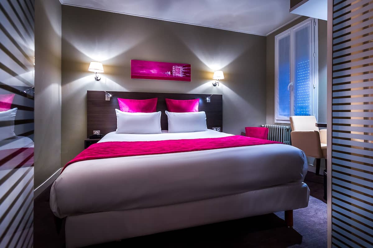 classic double room | hypo-allergenic bedding, desk, iron/ironing board, free wifi