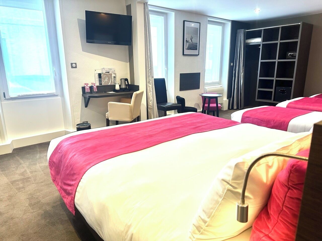 Literie hypoallergénique, bureau, fer et planche à repasser