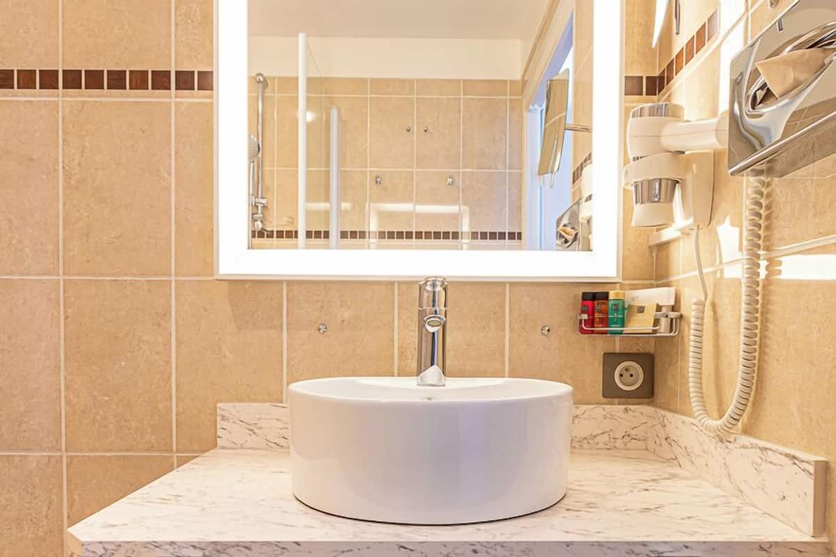 classic double room | bathroom | free toiletries, hair dryer, towels