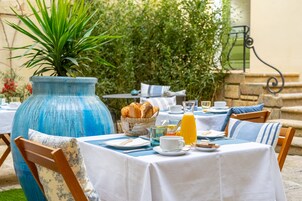 Desayuno continental diario (EUR 12 por persona)