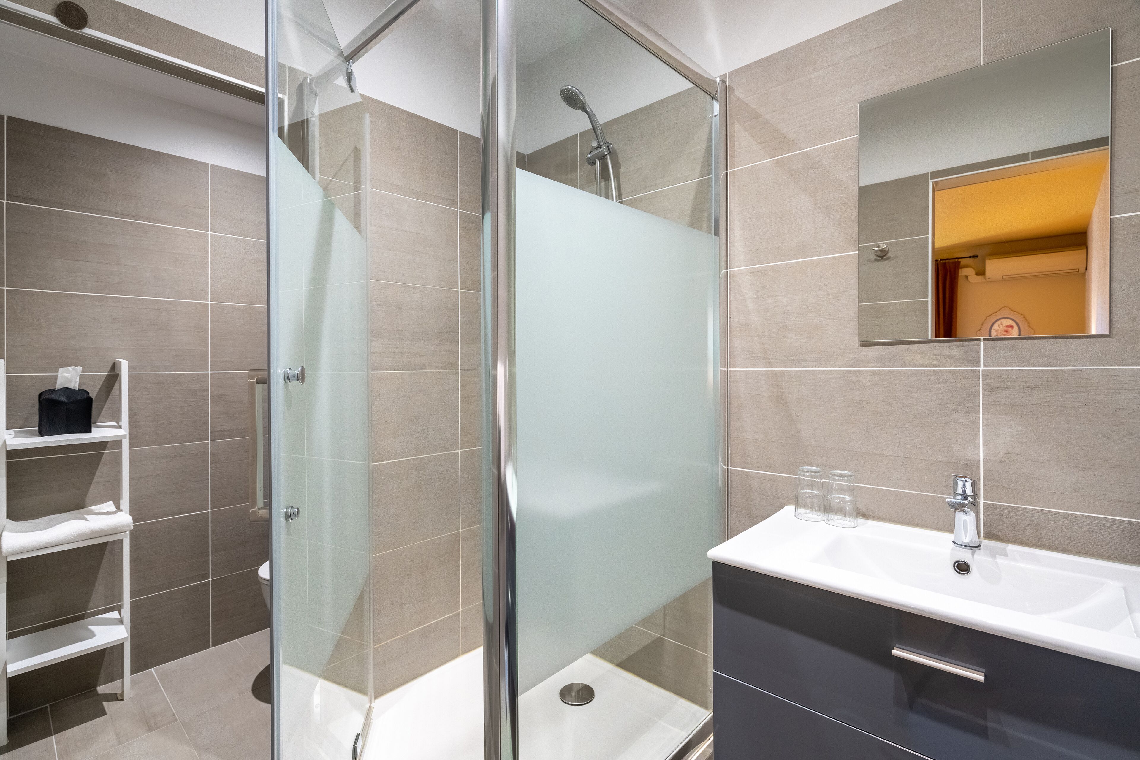 deluxe double room | bathroom | free toiletries, hair dryer, towels