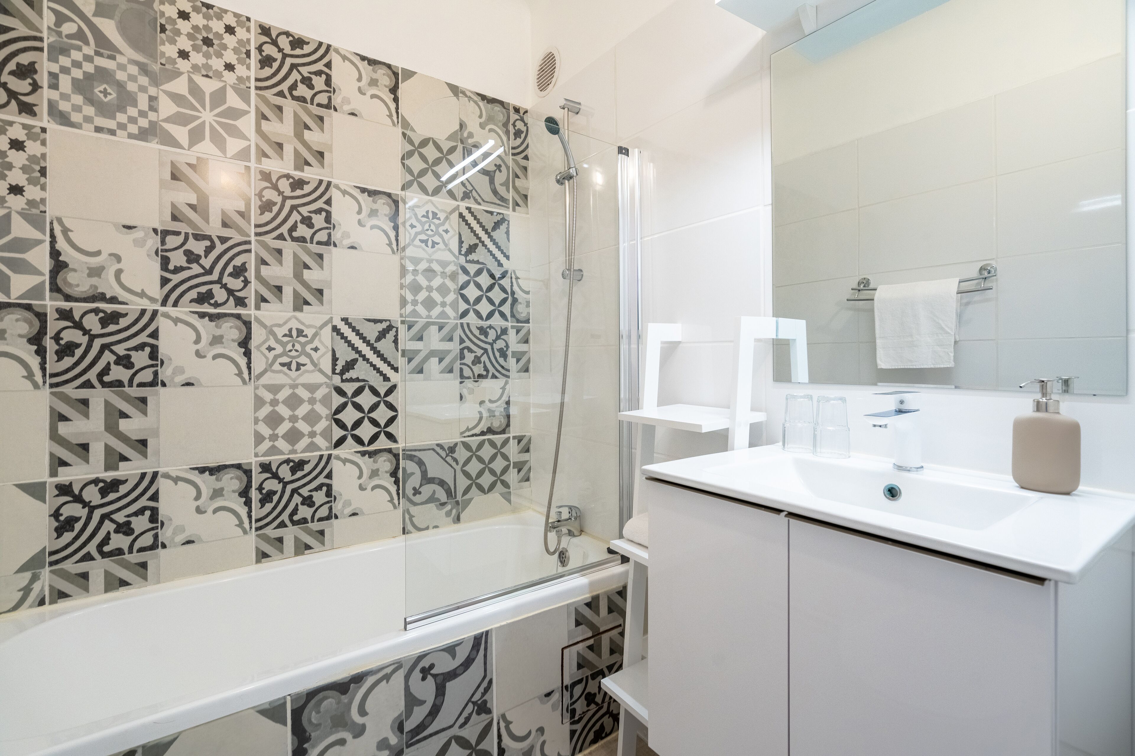 double room cosy | bathroom | free toiletries, hair dryer, towels