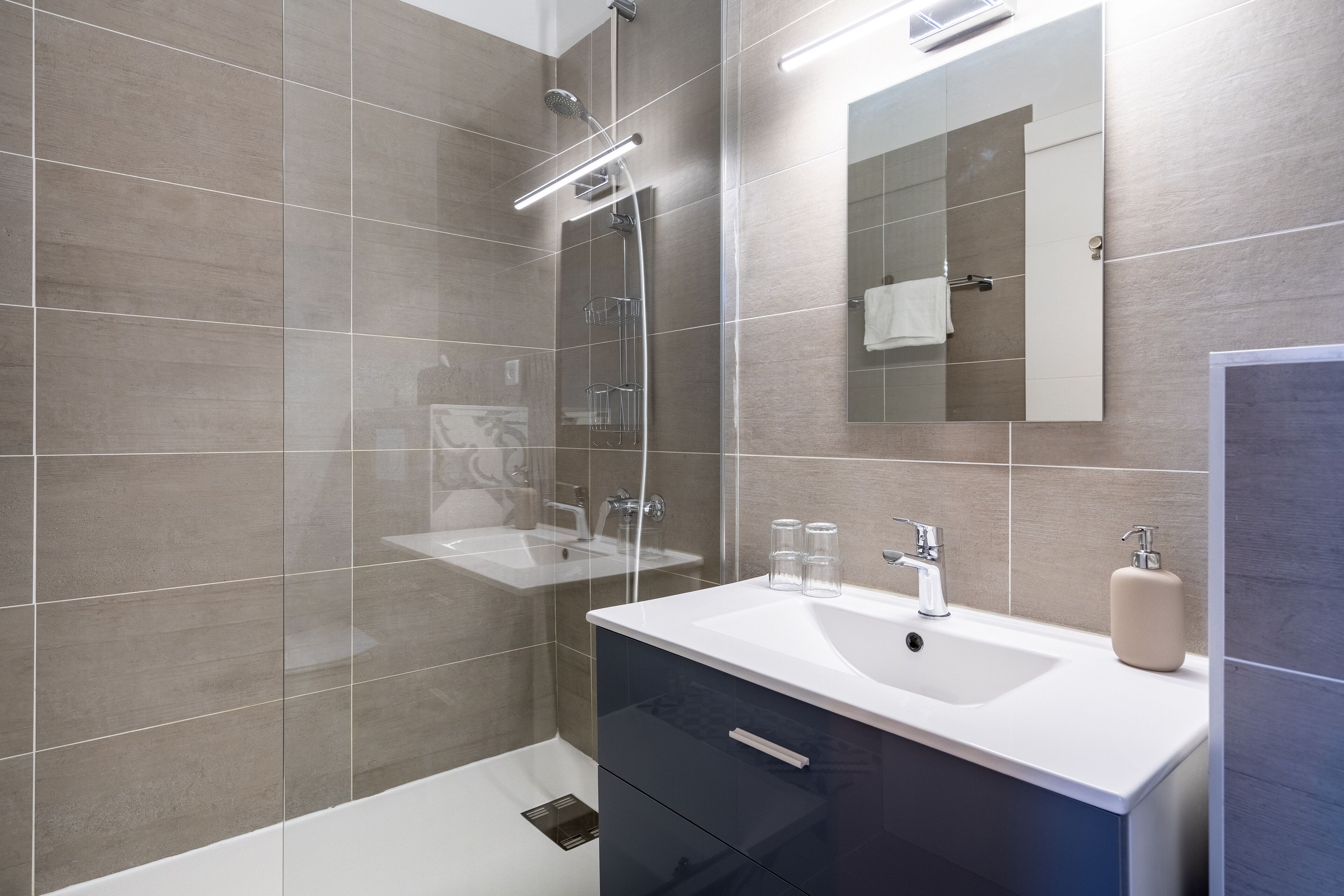 triple deluxe family | bathroom | free toiletries, hair dryer, towels