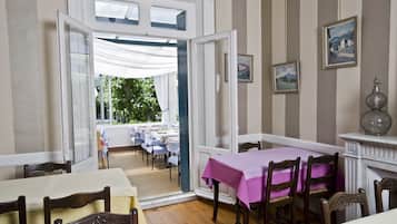 Se sirven cenas y cocina francesa