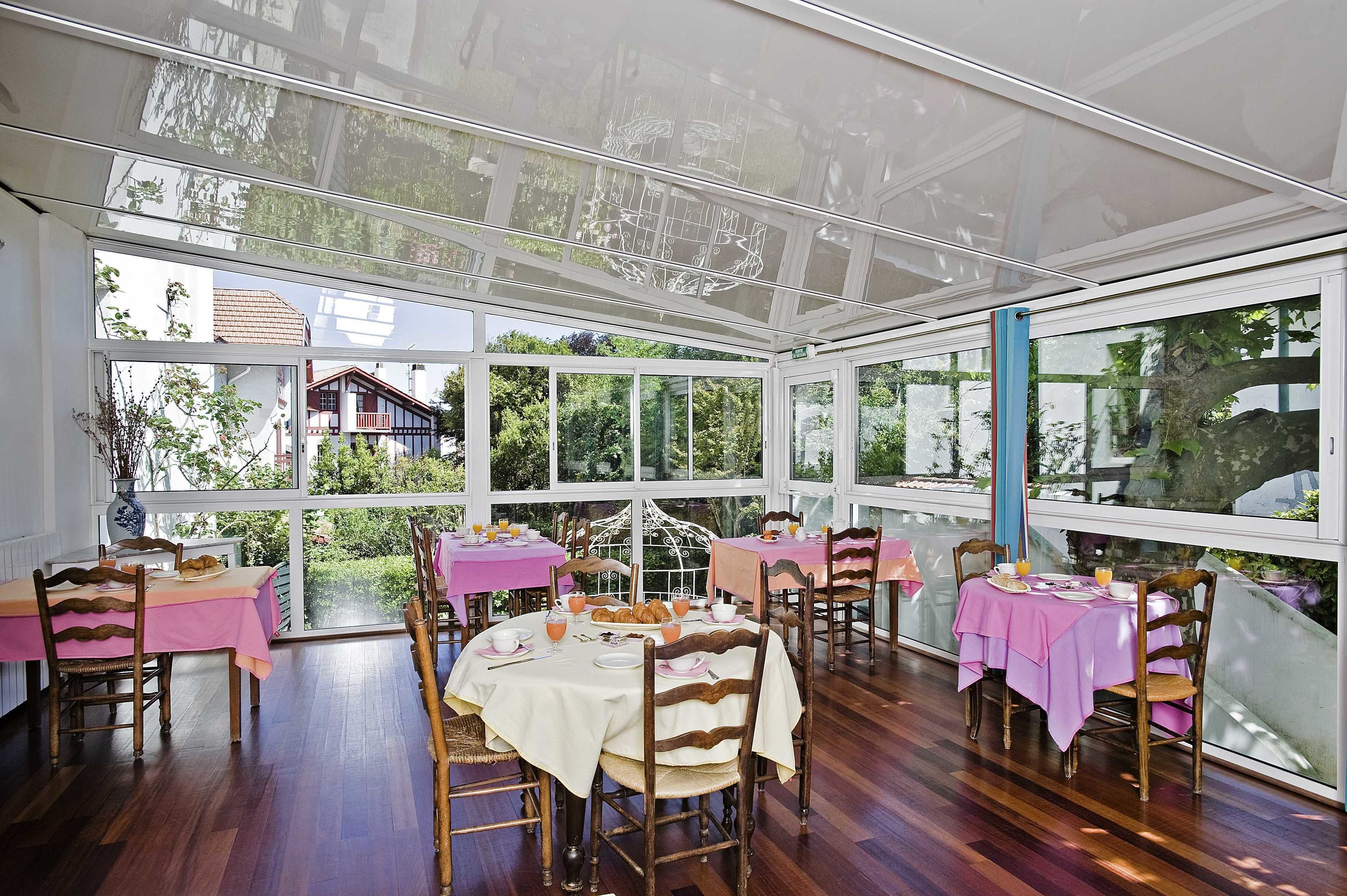 daily buffet breakfast for a fee