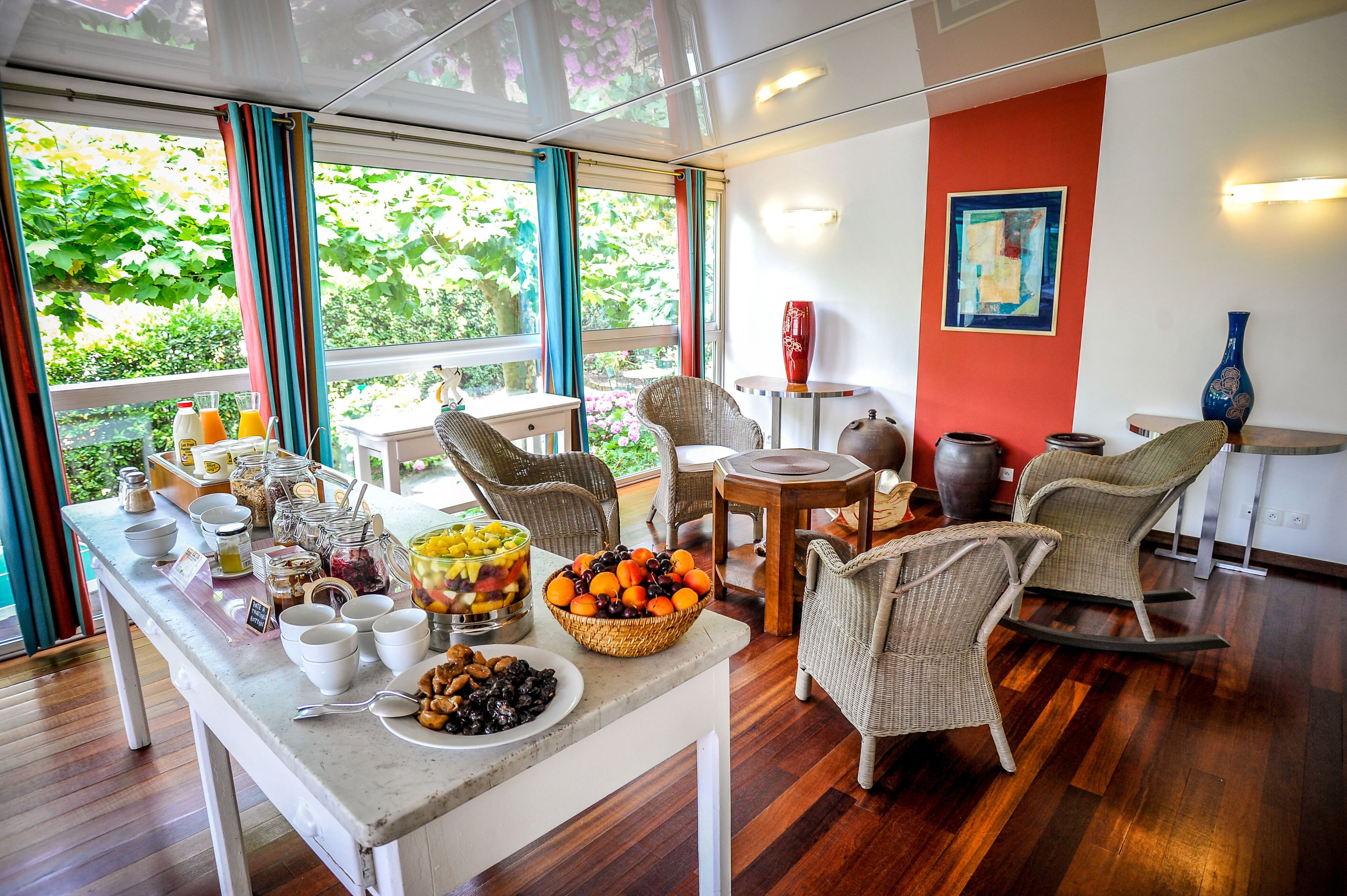 Daily buffet breakfast for a fee