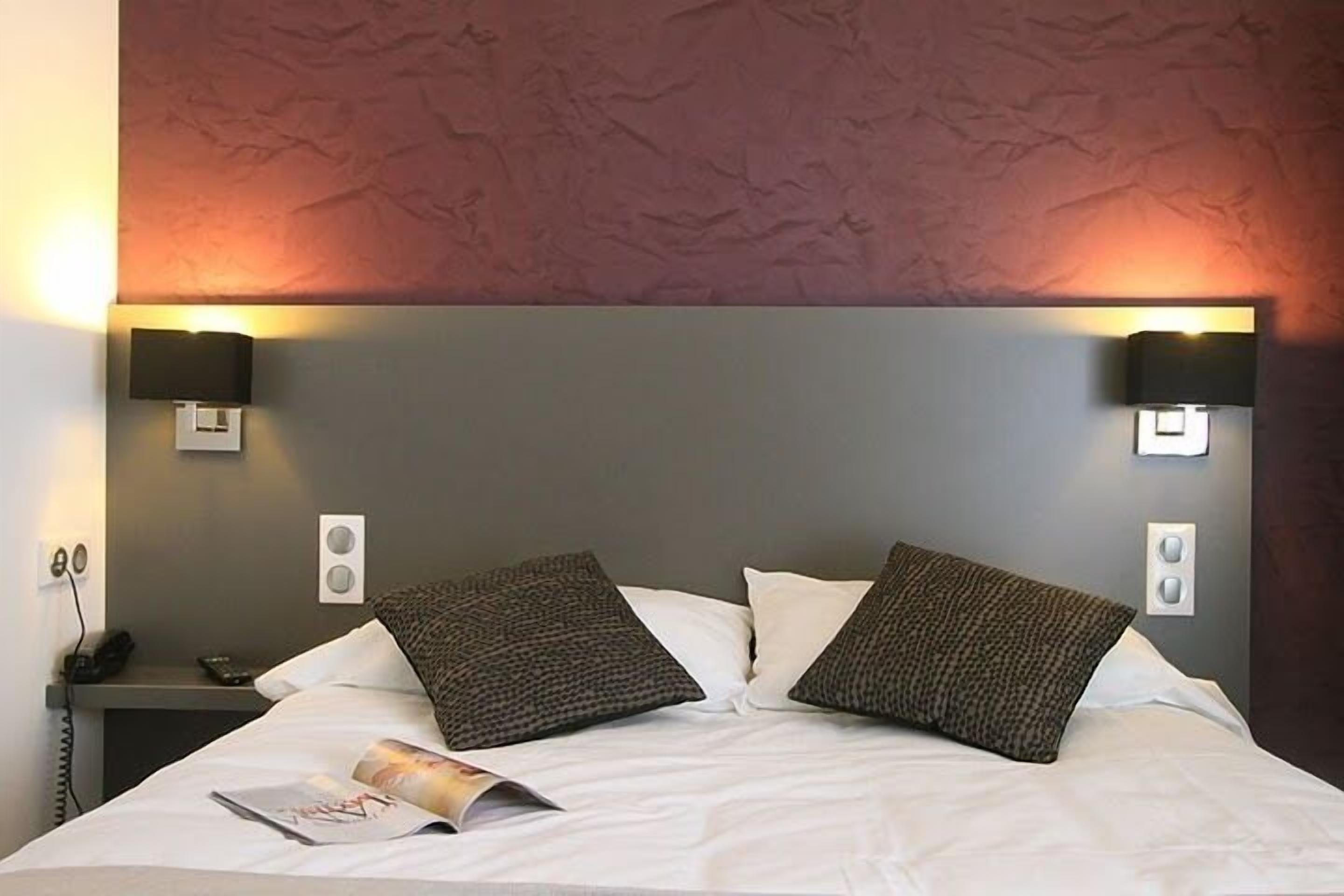 デスク、遮光カーテン、アイ  ロン / アイロン台、WiFi (無料)