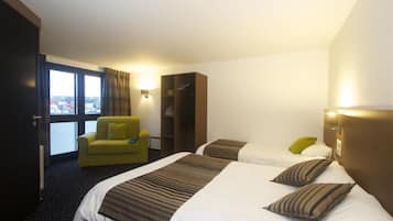 Escrivaninha, cortinas blackout, ferros/tábuas de passar roupa